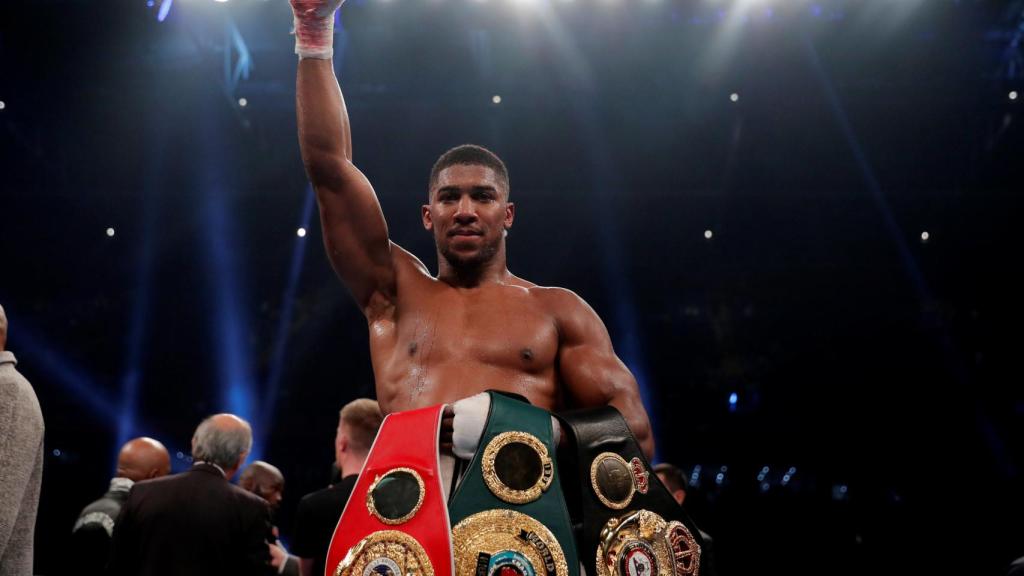 Anthony Joshua con sus cinturones de campeón del mundo.