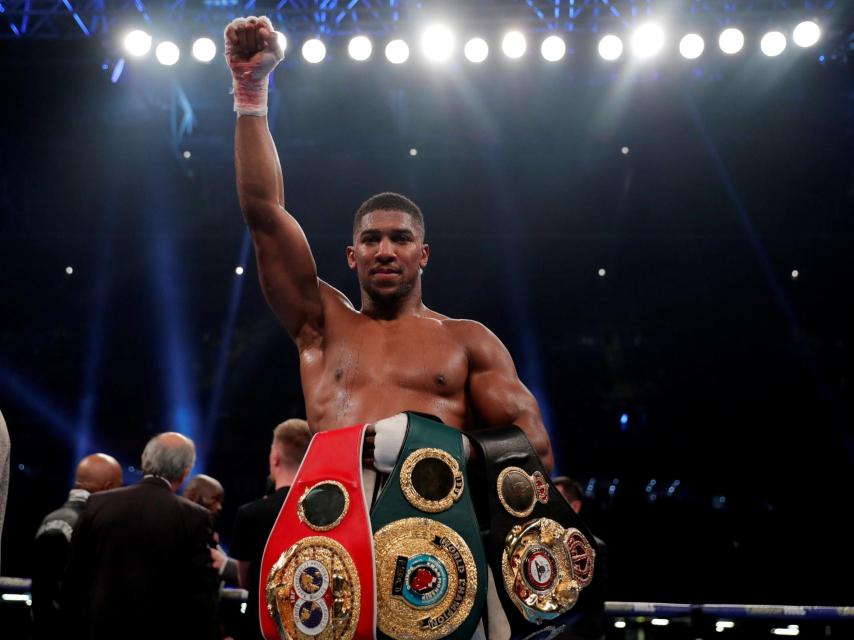 Anthony Joshua con sus cinturones de campeón del mundo.