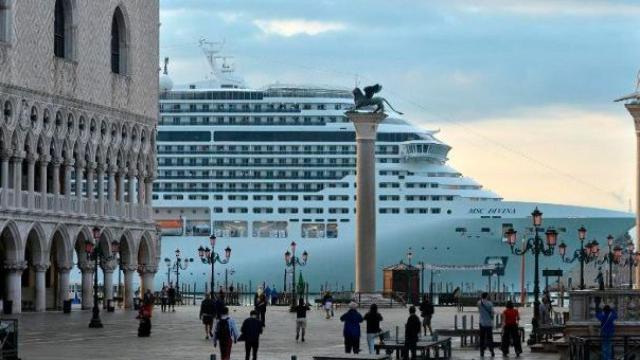 Un crucero llega a la plaza de San Marcos.