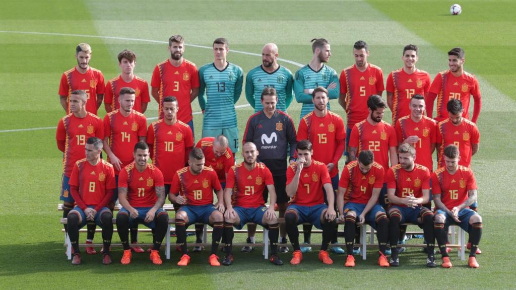 La selección posa con la 'camiseta republicana' en la foto oficial, este miércoles.