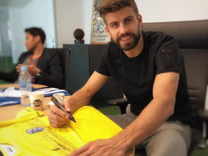 Gerard Piqué firmando camisetas del Vizela portugués.