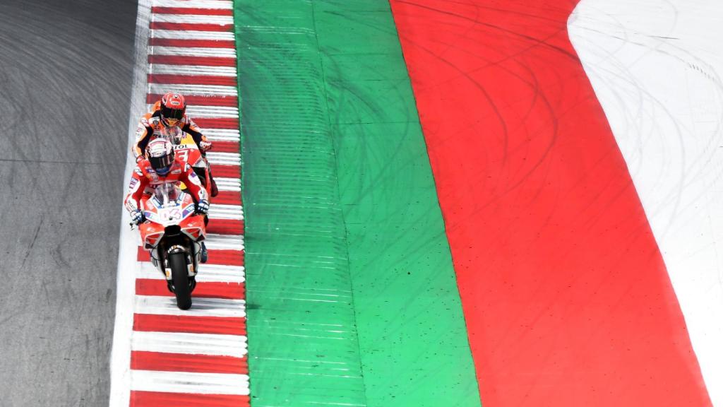 Dovizioso, por delante de Márquez durante el GP de Austria.