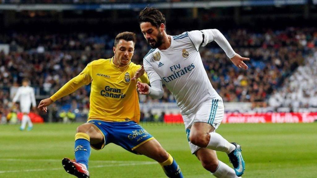 Isco, contra un jugador de Las Palmas