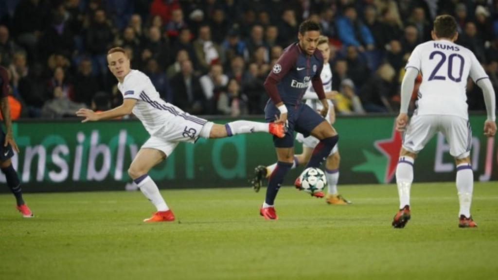 Neymar controla el balón ante el Anderlecht. Foto: Twitter (@PSG_inside)