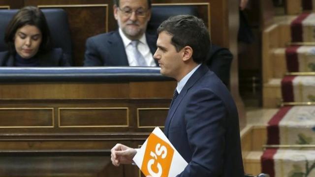 El líder de Cs, Albert Rivera, en el Congreso. Detrás, el presidente Mariano Rajoy.