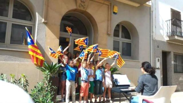 Niños ondeando la estelada.