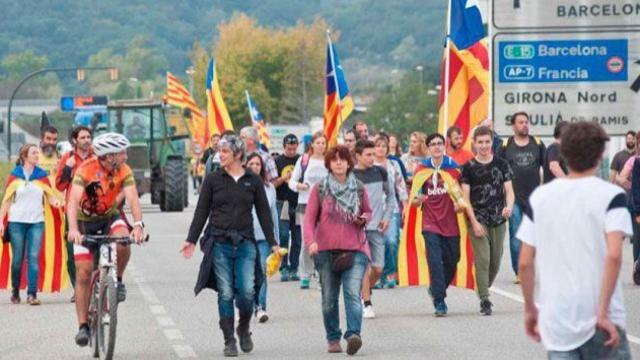 Independentistas cortando una carretera en el último 'paro de país' el pasado 3 de octubre.