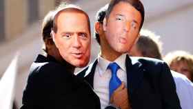 Manifestantes del Movimiento de 5 estrellas con caretas de Berlusconi y Renzi