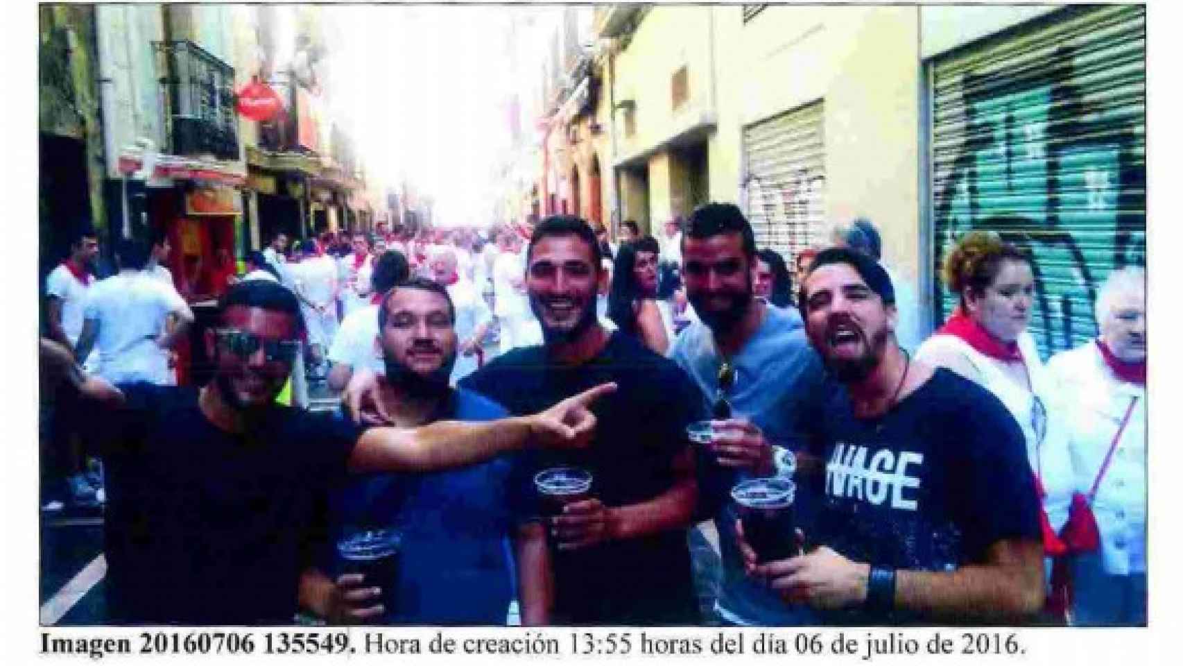 Los cinco sevillanos que se sientan en el banquillo acusados de violar a una joven en Pamplona.