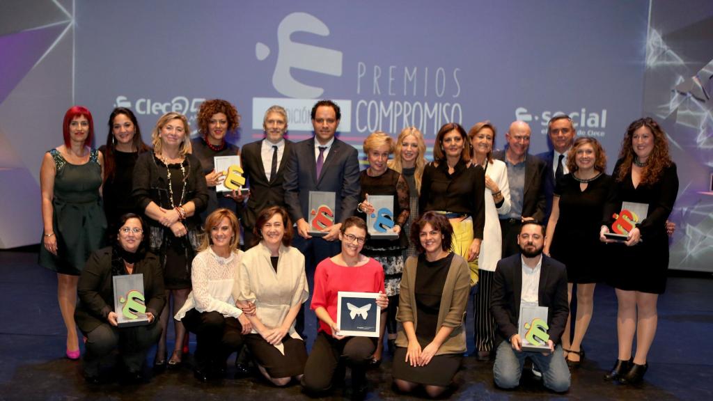 Los premiados y los miembros del jurado de los Premios Compromiso de Clece