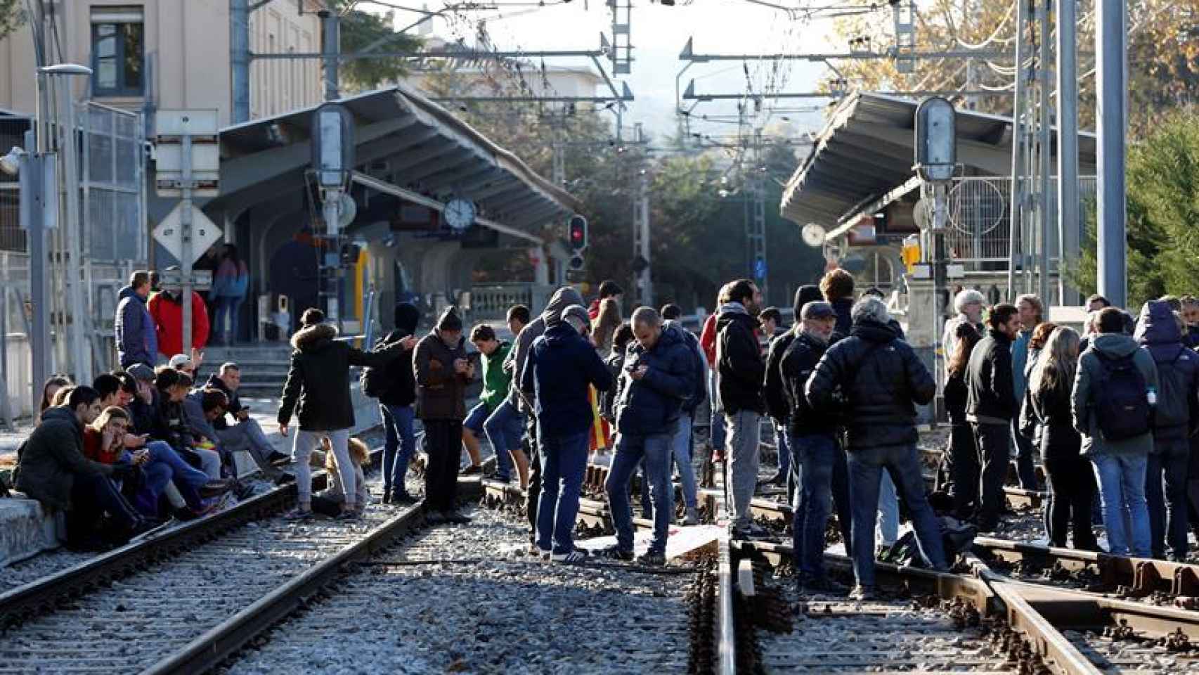 Manifestantes cortan la vía en la estación de Sant Cugat del Vallèst.