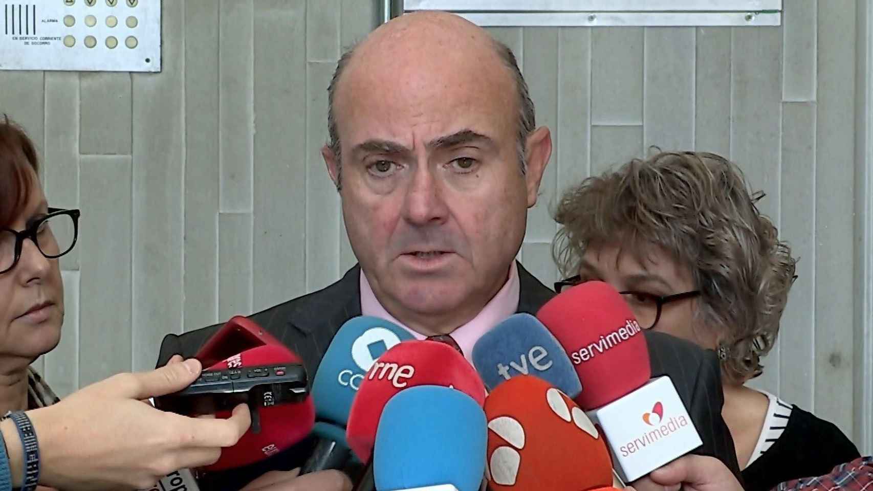 El ministro de Economía, Luis de Guindos, dice que la crisis catalana costará 5.000 millones