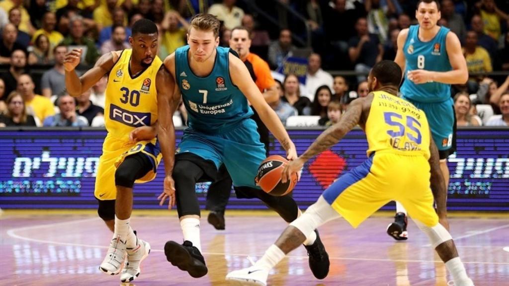 Luka Doncic intenta sortear a dos rivales en Israel.