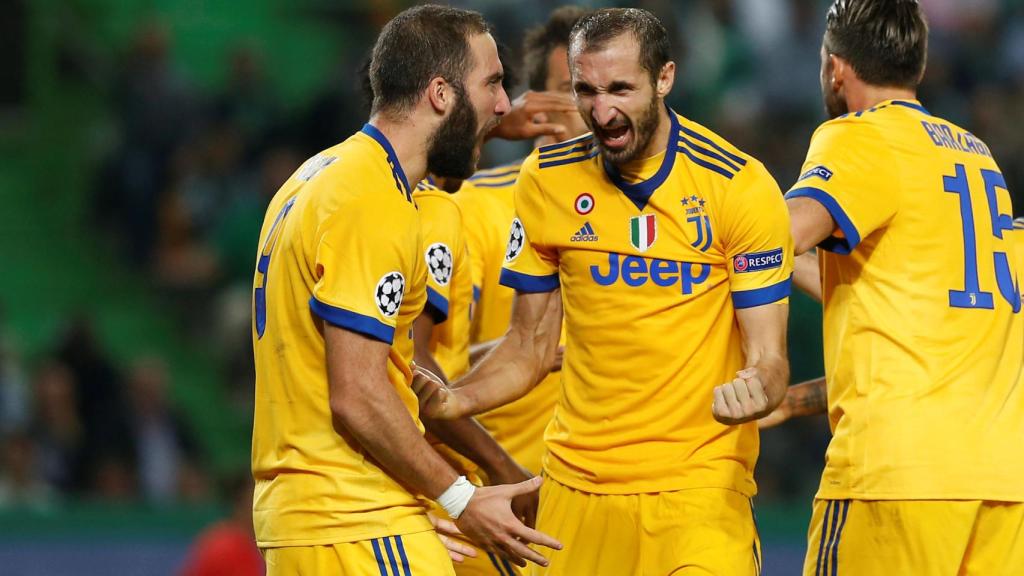 Chiellini celebra un gol con la Juventus y con Higuaín.