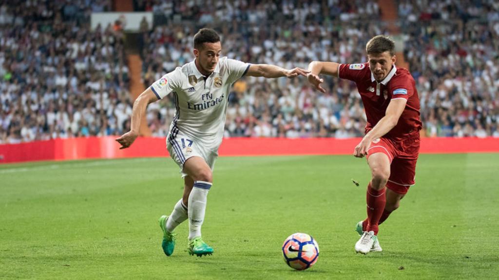 Lucas Vázquez es presionado en el partido ante el Sevilla. Foto: Pedro Rodríguez / El Bernabéu