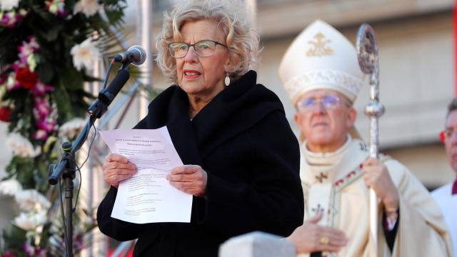 Carmena durante la misa de la Almudena en la plaza Mayor