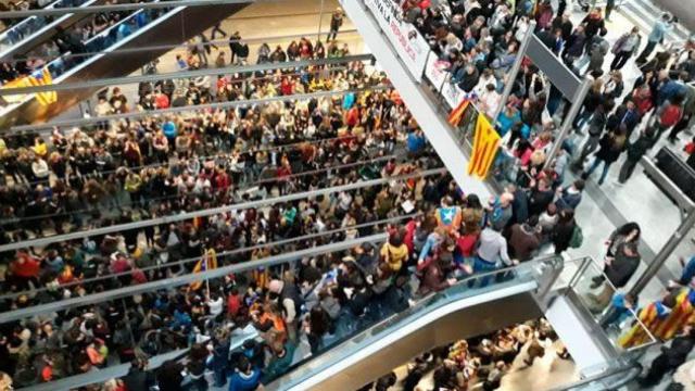 Unas mil personas han invadido la estación del AVE en Girona, una acción de 'kale borroka'.