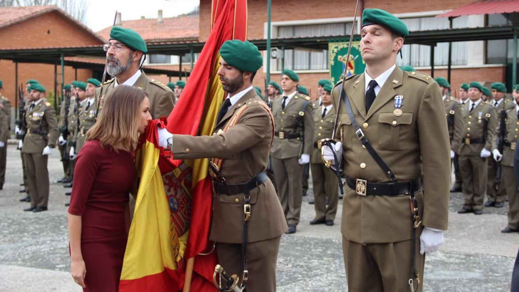 Raquel Menéndez, de 23 años, jura bandera en el acuartelamiento de Aizoáin (Navarra).