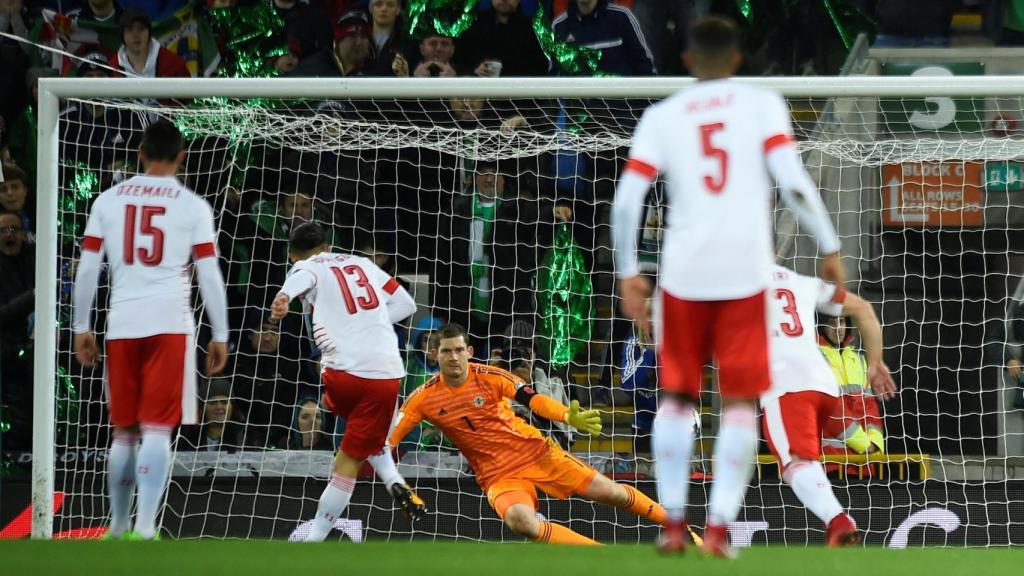 El polémico gol de penalti que dio el triunfo a Suiza.