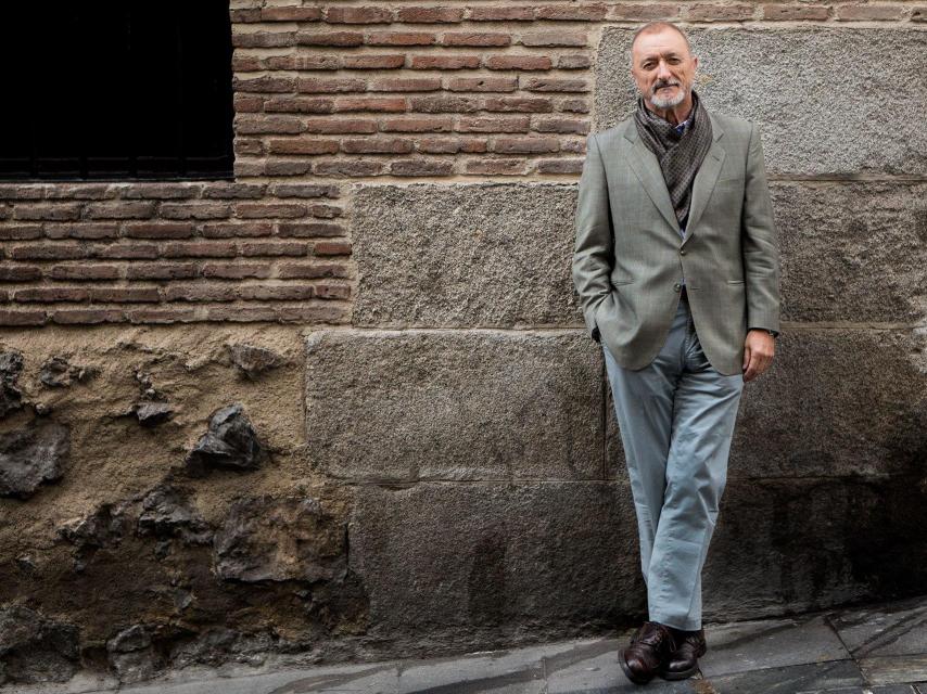 Pérez Reverte estudió Periodismo en la Universidad Complutense de Madrid.