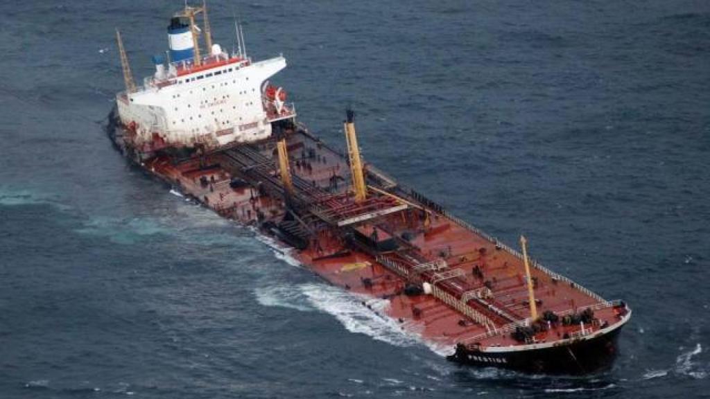 Un barco una semana a la deriva, expulsando toneladas de fuel de sus tanques de almacenamiento. Ese era el Prestige, un  buque que generó una tragedia que desbordó a los políticos que tenían alguna responsabilidad en todo aquello.