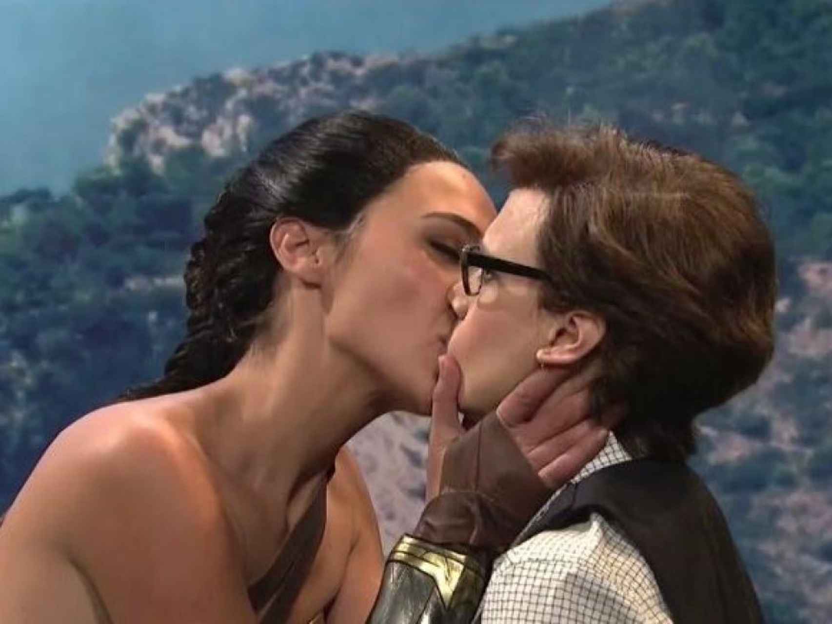 Besando a Kate McKinnon en un reciente sketch de Saturday Night Live.