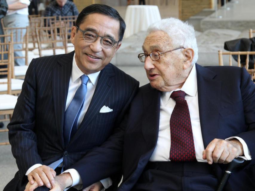 Chou con henry Kissinger, en la rueda de prensa de la exposición del Metropolitan, en 2015.