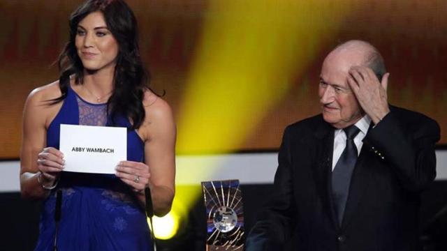 Hope Solo, a la derecha, Blatter, a la izquierda.