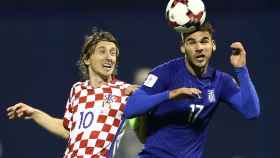 Modric y Tachtsidis disputan un balón en el Croacia-Grecia.