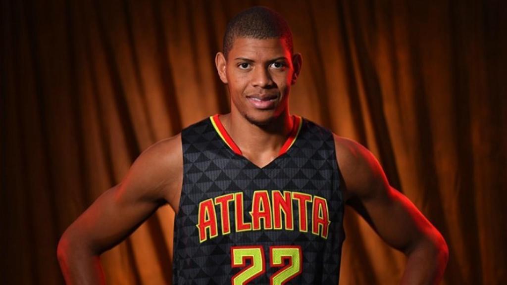 Walter Tavares en su presentación con Atlanta. Foto: nba.com