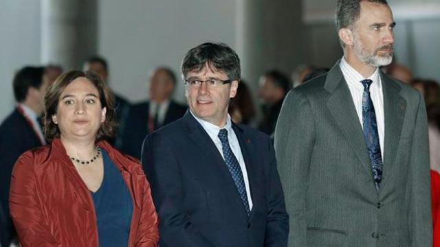 Ada Colau, junto al 'expresident' Carles Puigdemont y el Rey Felipe VI, en el Mobile World Congress.