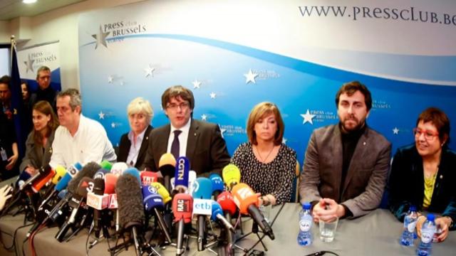 Puigdemont, acompañado por cinco de sus exconsejeros, en la rueda de prensa que ofreció en Bruselas.