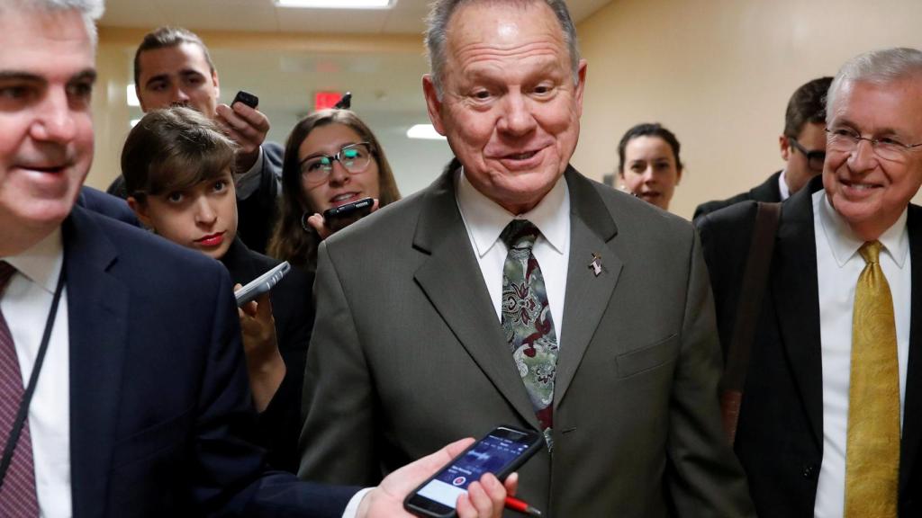 Roy Moore tacha de falsas las acusaciones.