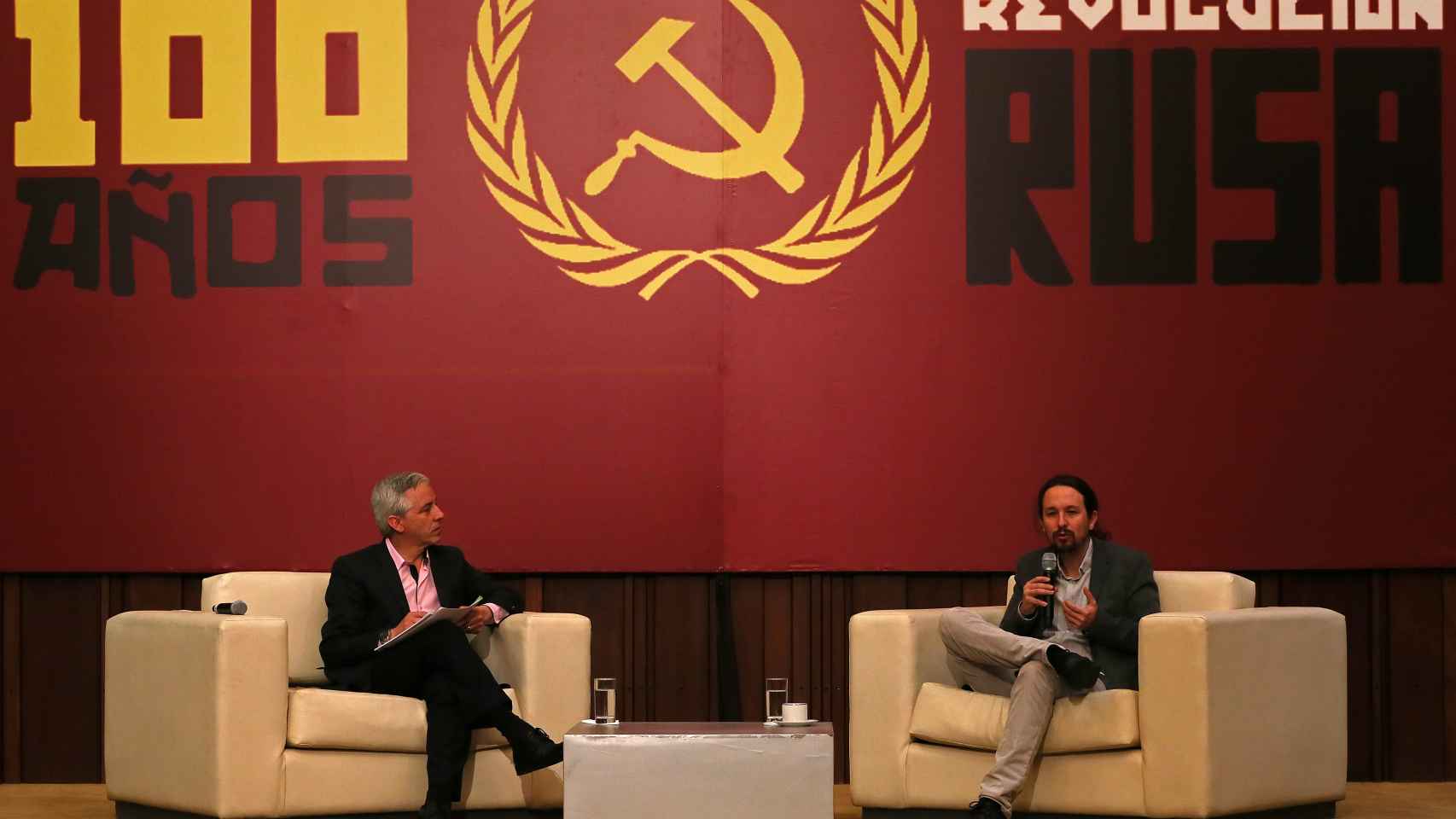 El secretario general de Podemos, Pablo Iglesias, junto al vicepresidente de Bolivia, Álvaro García Linera.