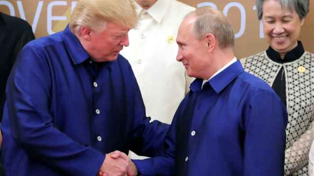 Trump y Putin, se saludan en la cumbre de Vietnam