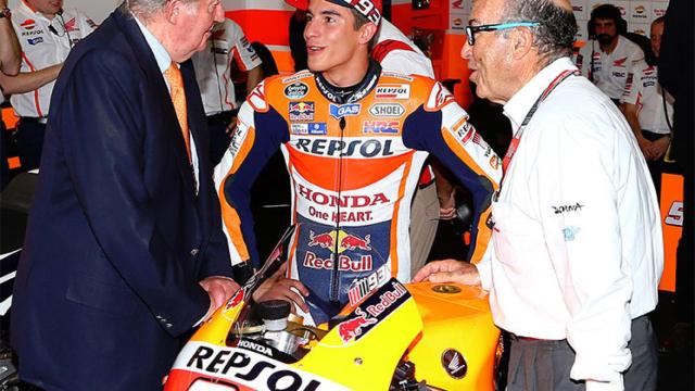 Ezpeleta (d), junto a Marc Márquez (c) y el Rey Juan Carlos, en un Gran Premio.