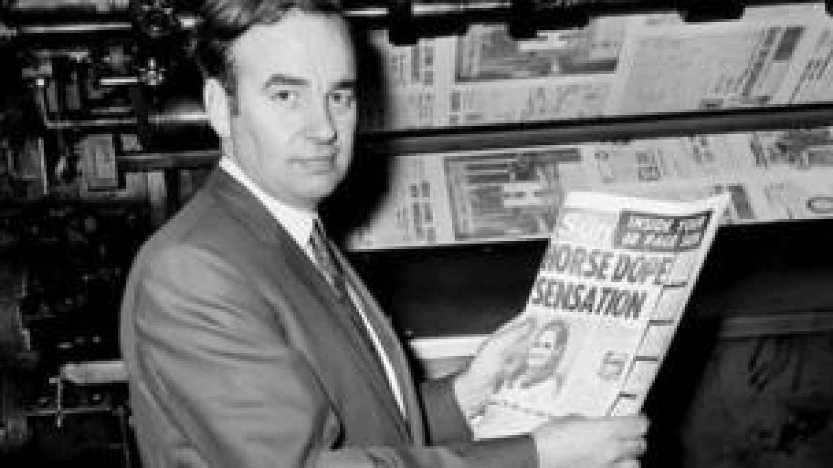 Rupert Murdoch posa con una de las primeras copias de The Sun.