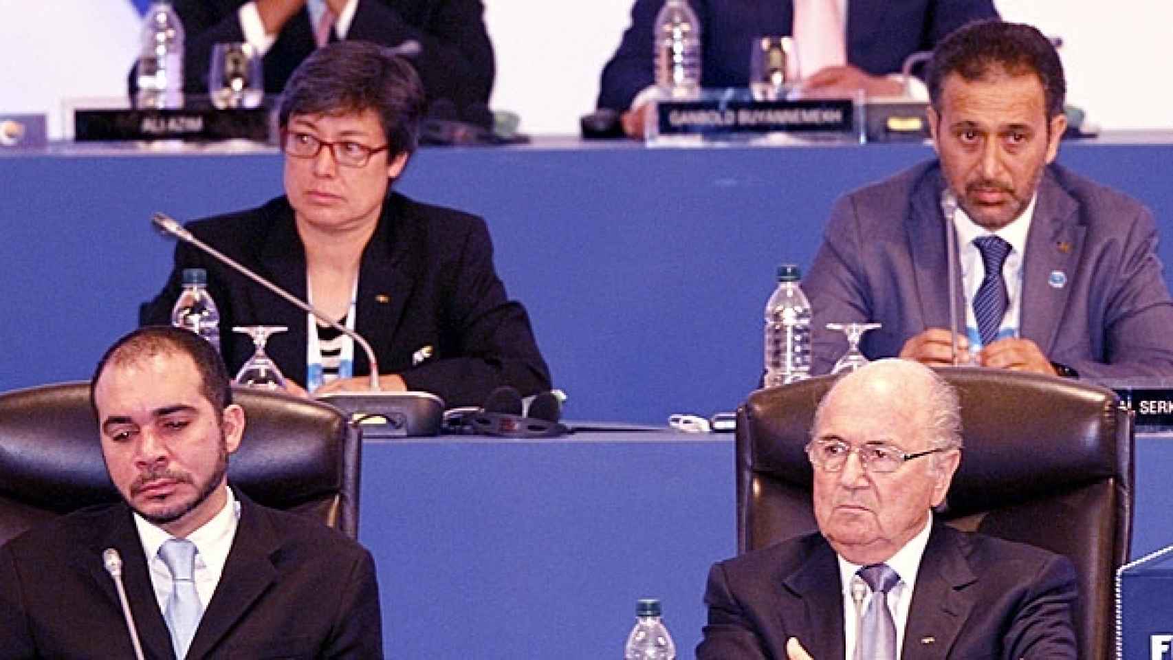 Moya Dodd en un Comité Ejcutivo de la FIFA con Blatter