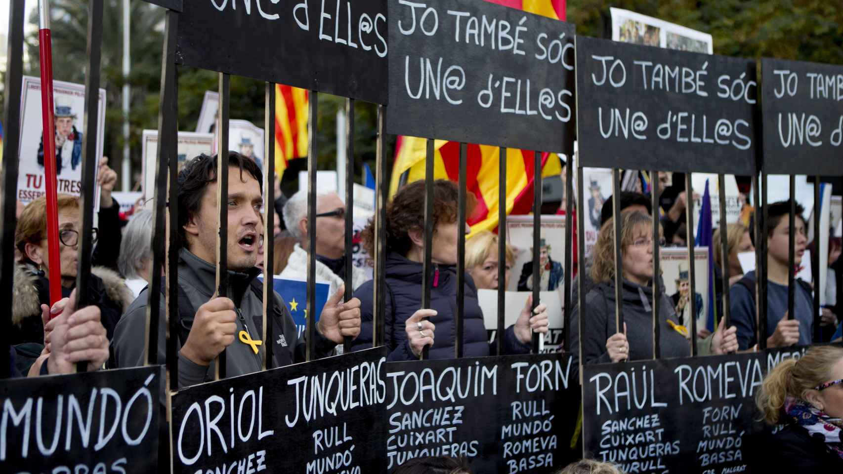 Un momento de la manifestación convocada en Barcelona por la ANC y Ómnium Cultural, para exigir la libertad de Jordi Sánchez, Jordi Cuixart y los miembros del Govern cesados que han sido encarcelados.