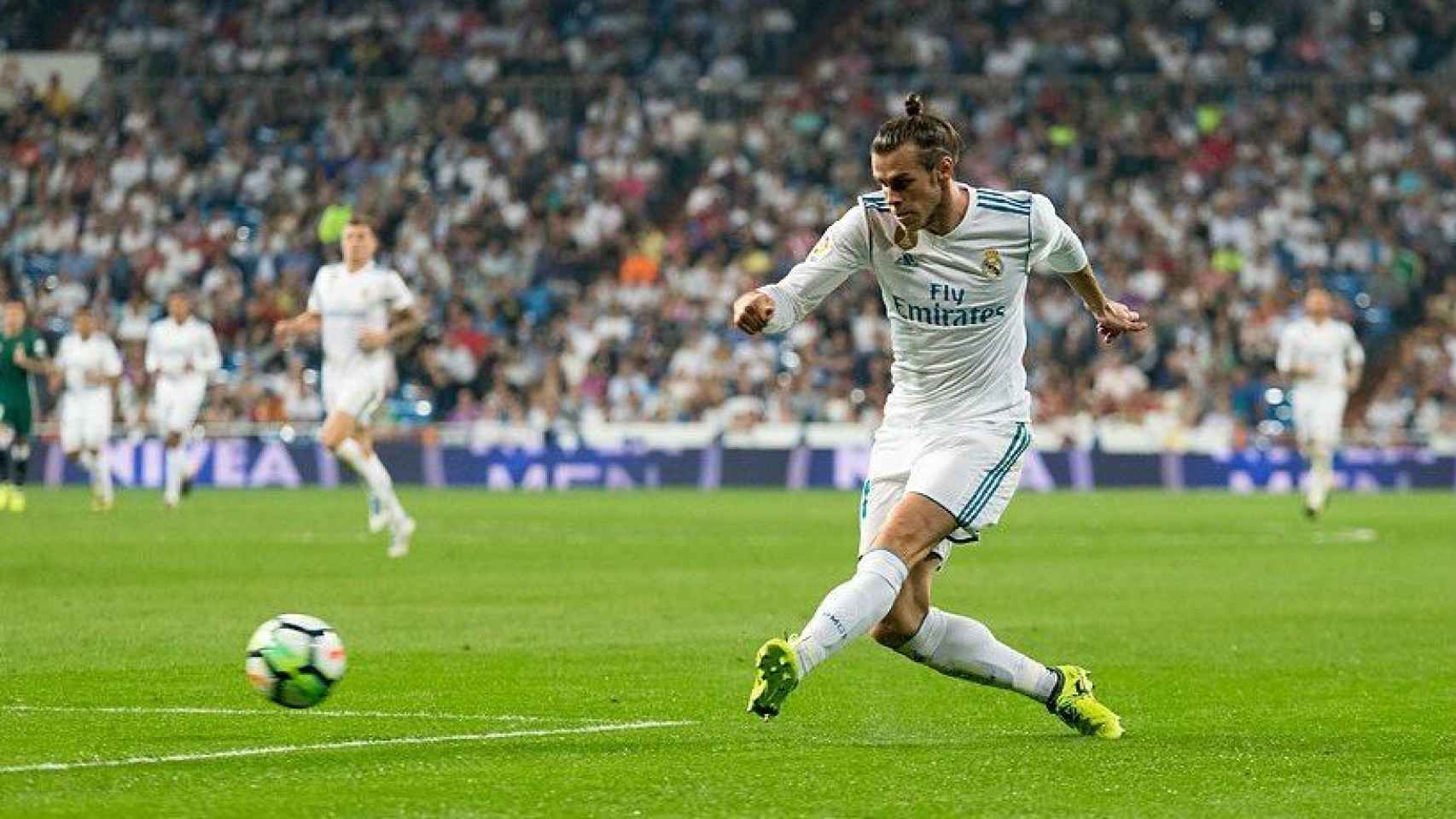 Gareth Bale realiza un centro frente al Betis. Foto: Pedro Rodríguez / El Bernabéu