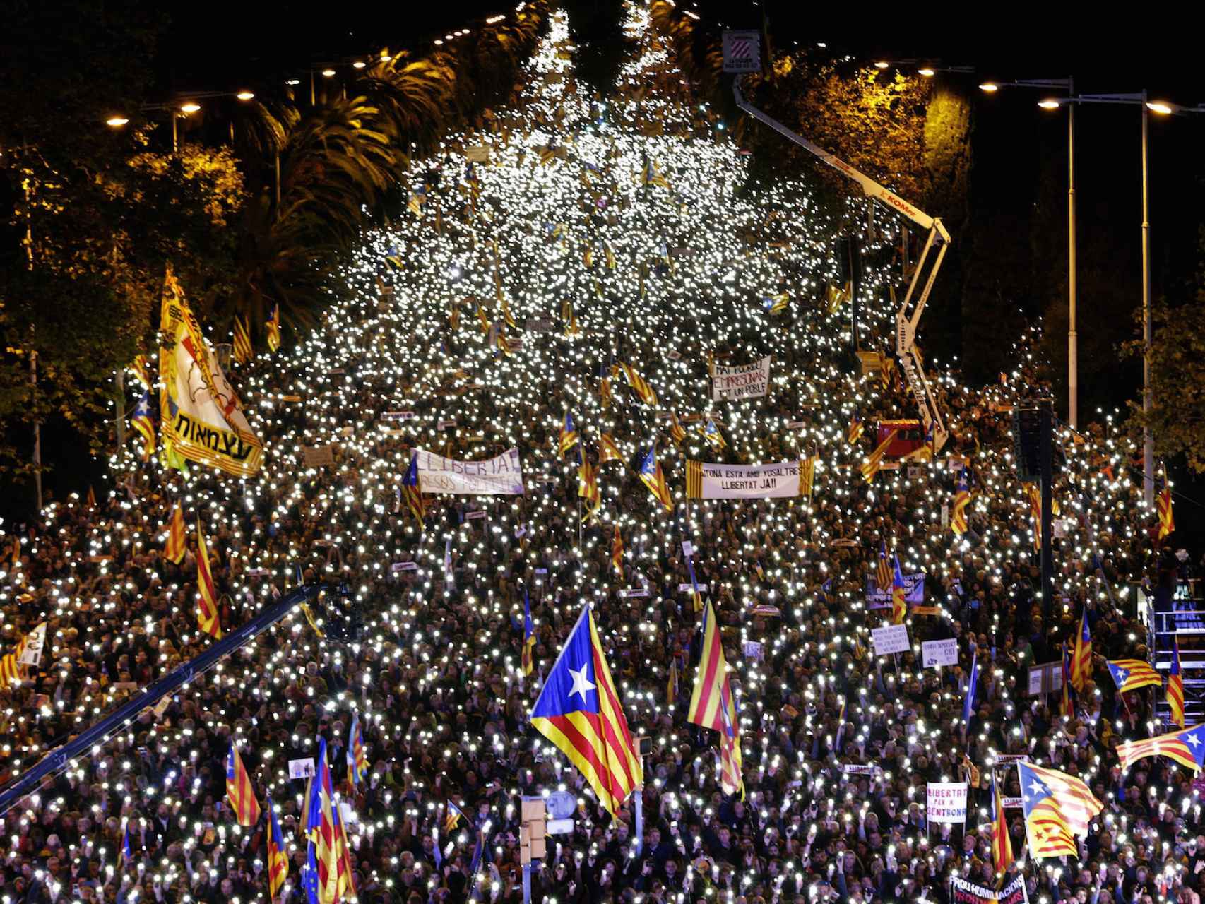 Miles de manifestantes encienden las linternas de sus móviles este sábado en Barcelona.