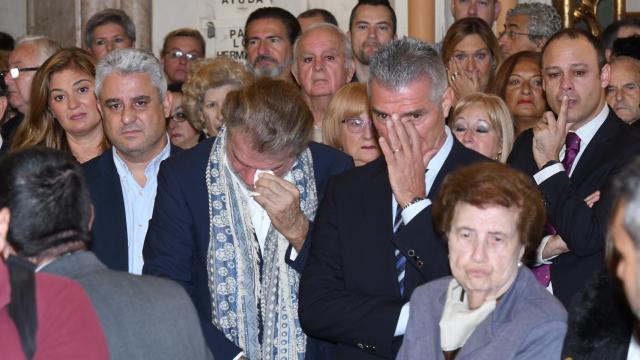 Edmundo Arrocet, pareja de María Teresa Campos, hundido en la misa funeral.