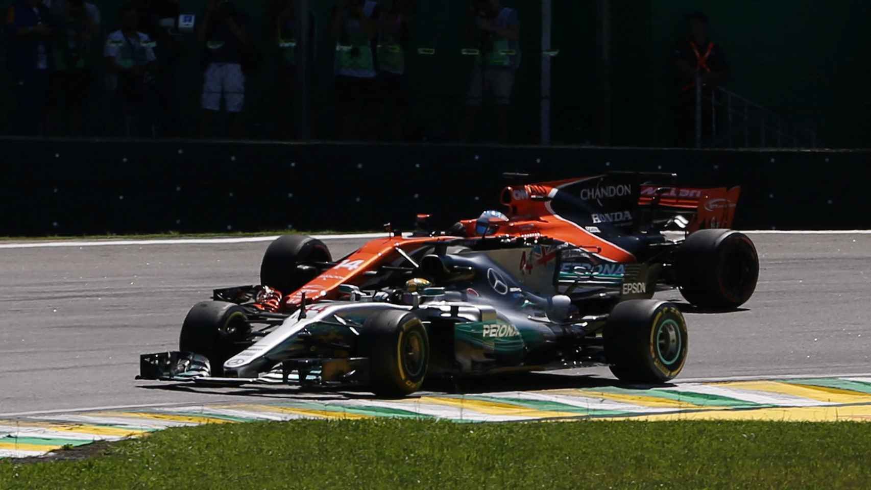Fernando Alonso, durante un cara a cara con Hamilton en Brasil.