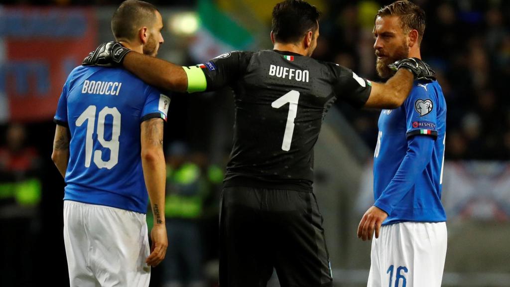 Buffon da órdenes a Bonucci y De Rossi.