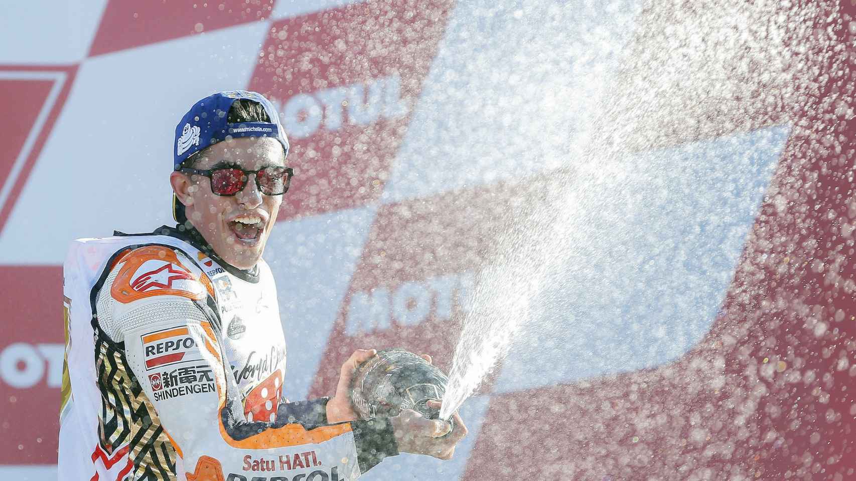 Márquez celebra el Mundial tras terminar la carrera en Cheste.