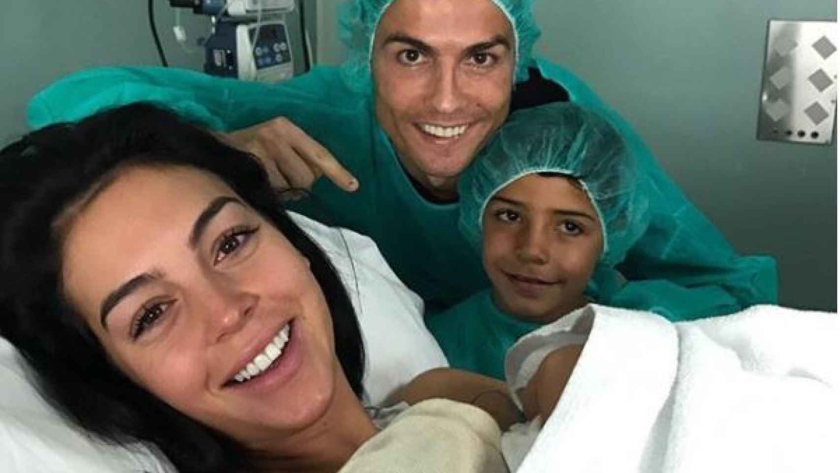Georgina con la niña en brazos junto a Cristiano Ronaldo y su primogénito.