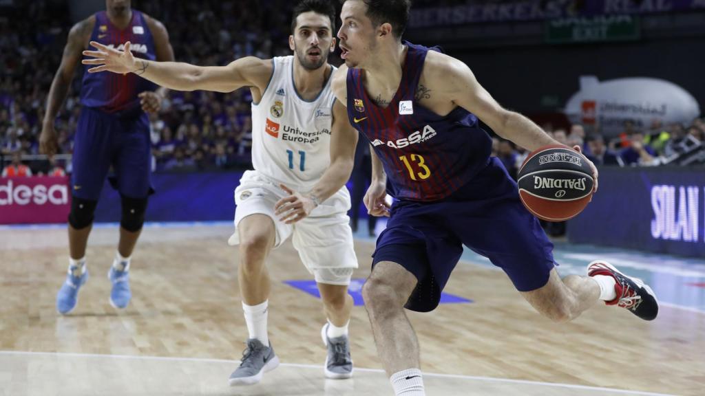 Thomas Heurtel ante Facundo Campazzo durante el partido.