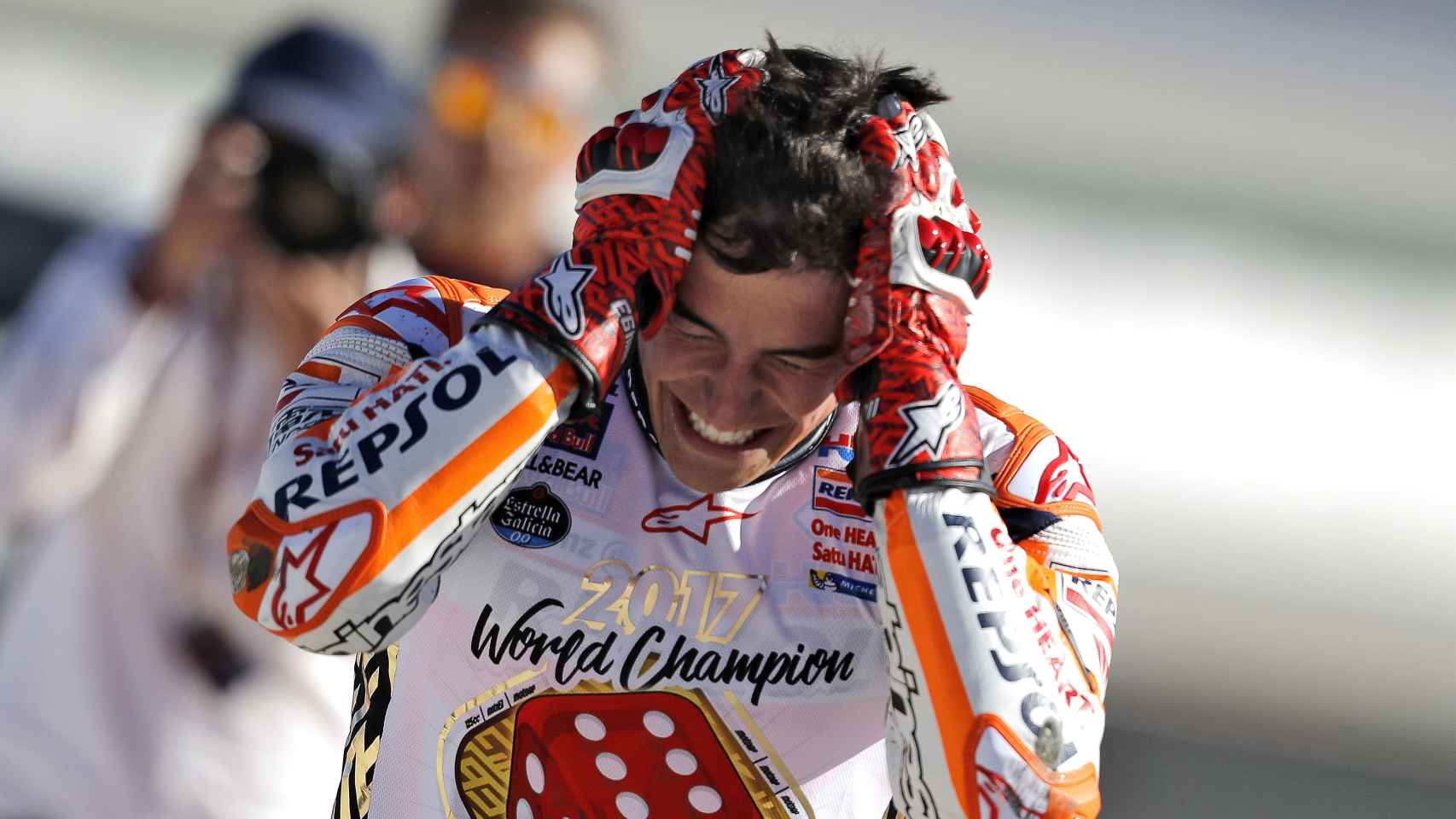 Marc Márquez celebra su cuarto título de MotoGP en Cheste.