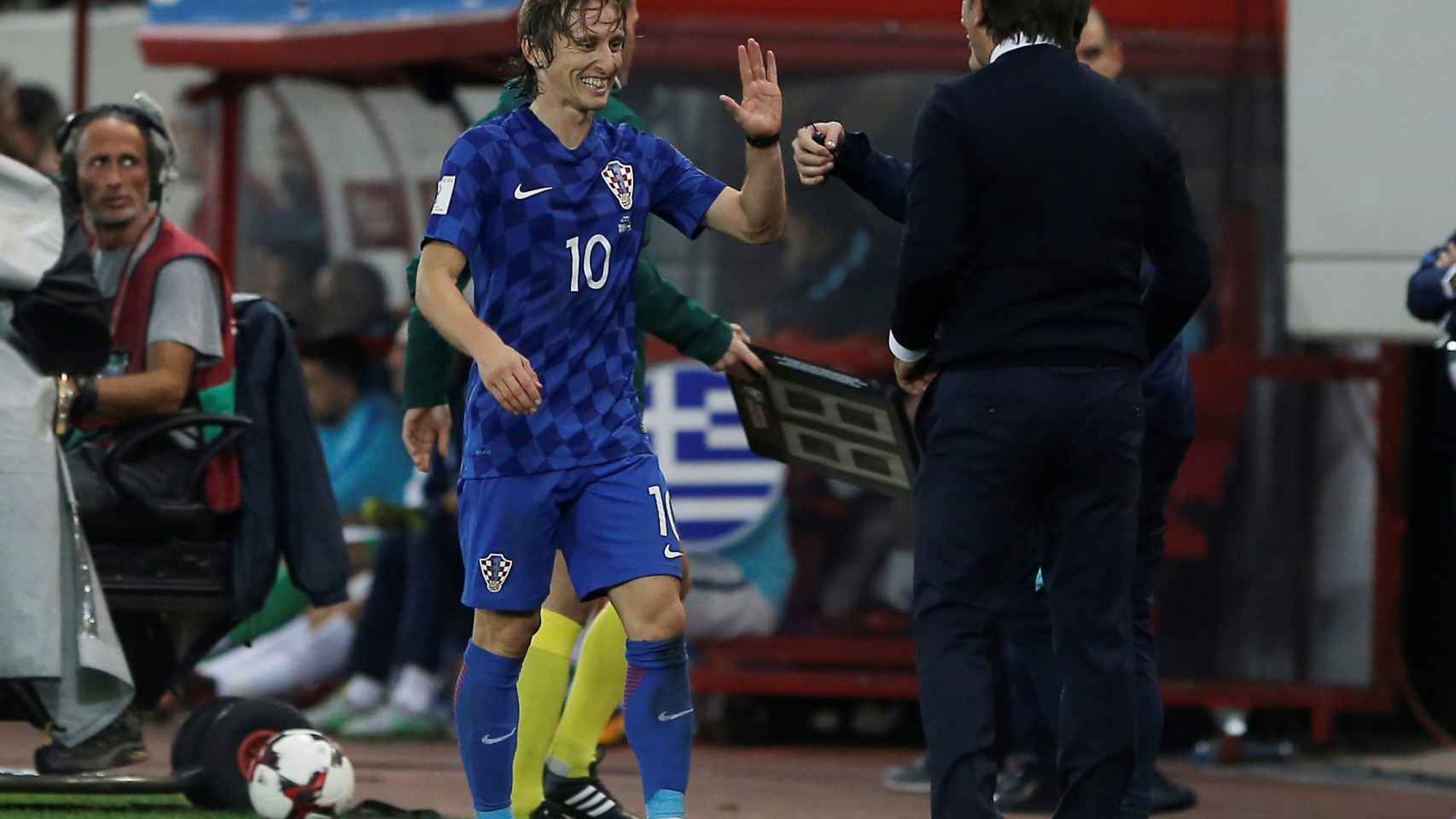 Modric saluda a su seleccionador tras conseguir el pase al Mundial con Croacia.