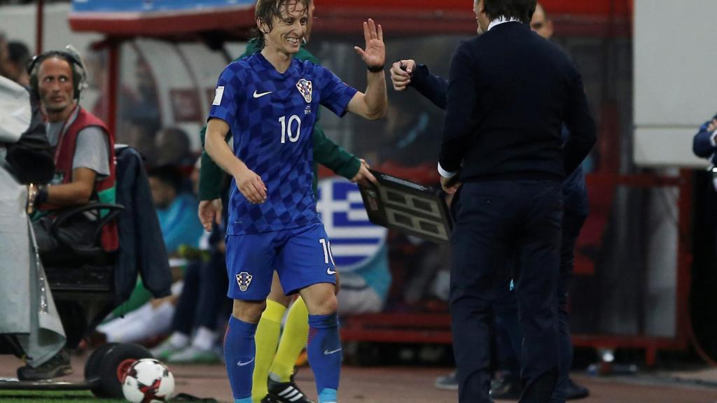 Modric saluda a su seleccionador tras conseguir el pase al Mundial con Croacia.